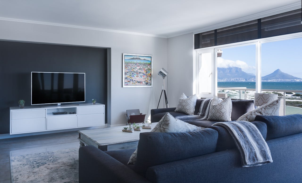 Sofá compacto gris en salón pequeño decorado con estilo moderno y minimalista